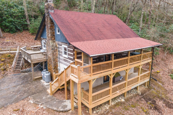 Spacious Log Cabin w/ Fire Pit