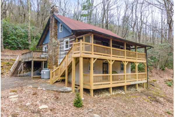 Spacious Log Cabin w/ Fire Pit